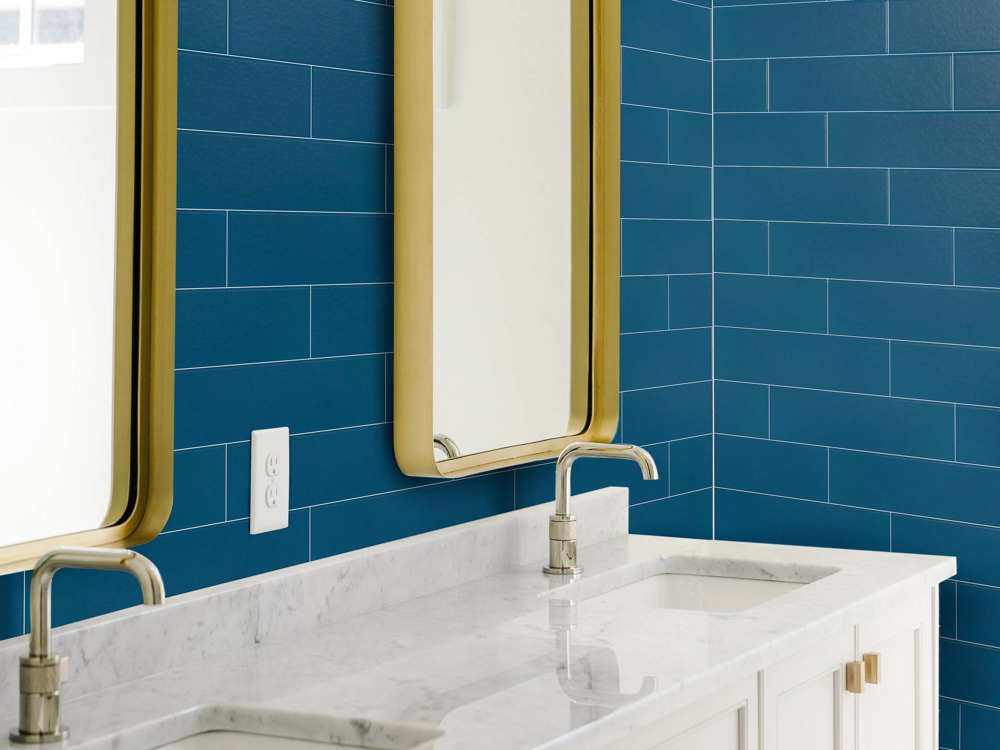 Style - Lane Ave 4x16,  Color - DEEP SEA - Room Scene