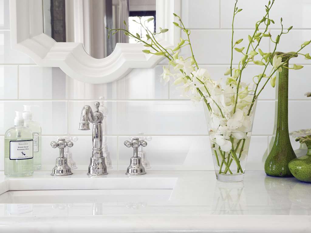 Grandeur 4x16 Gloss Tile & Stone - White Room Scene Image