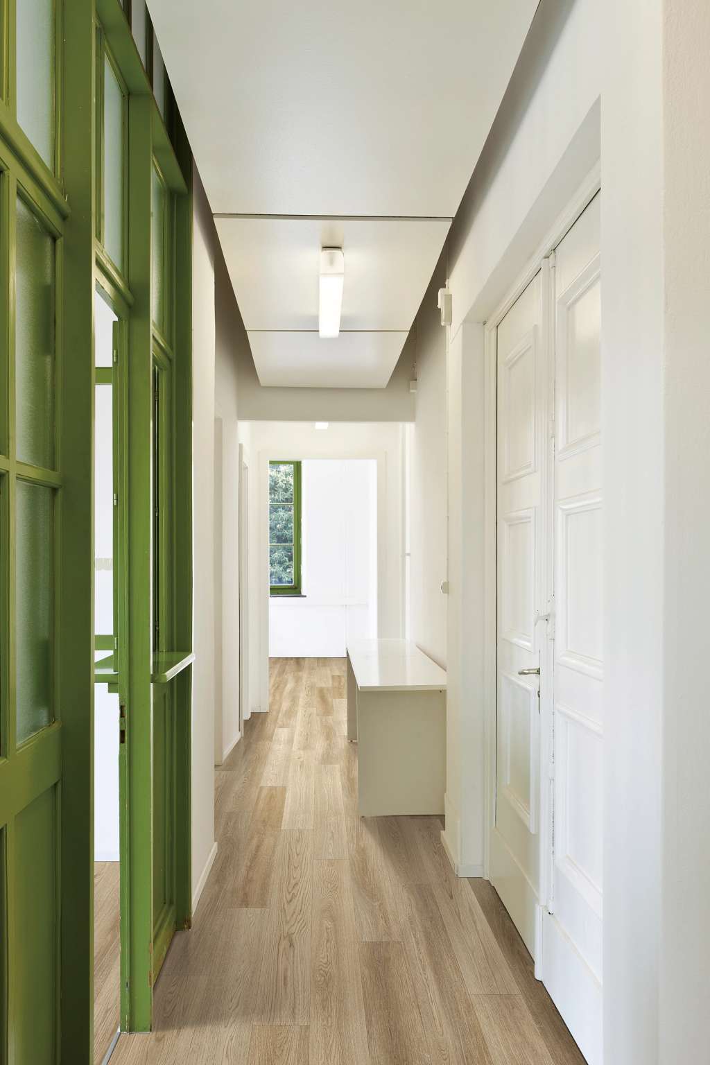 Ct O Clssc 7x48 Vinyl - Hemphill Oak Room Scene Image