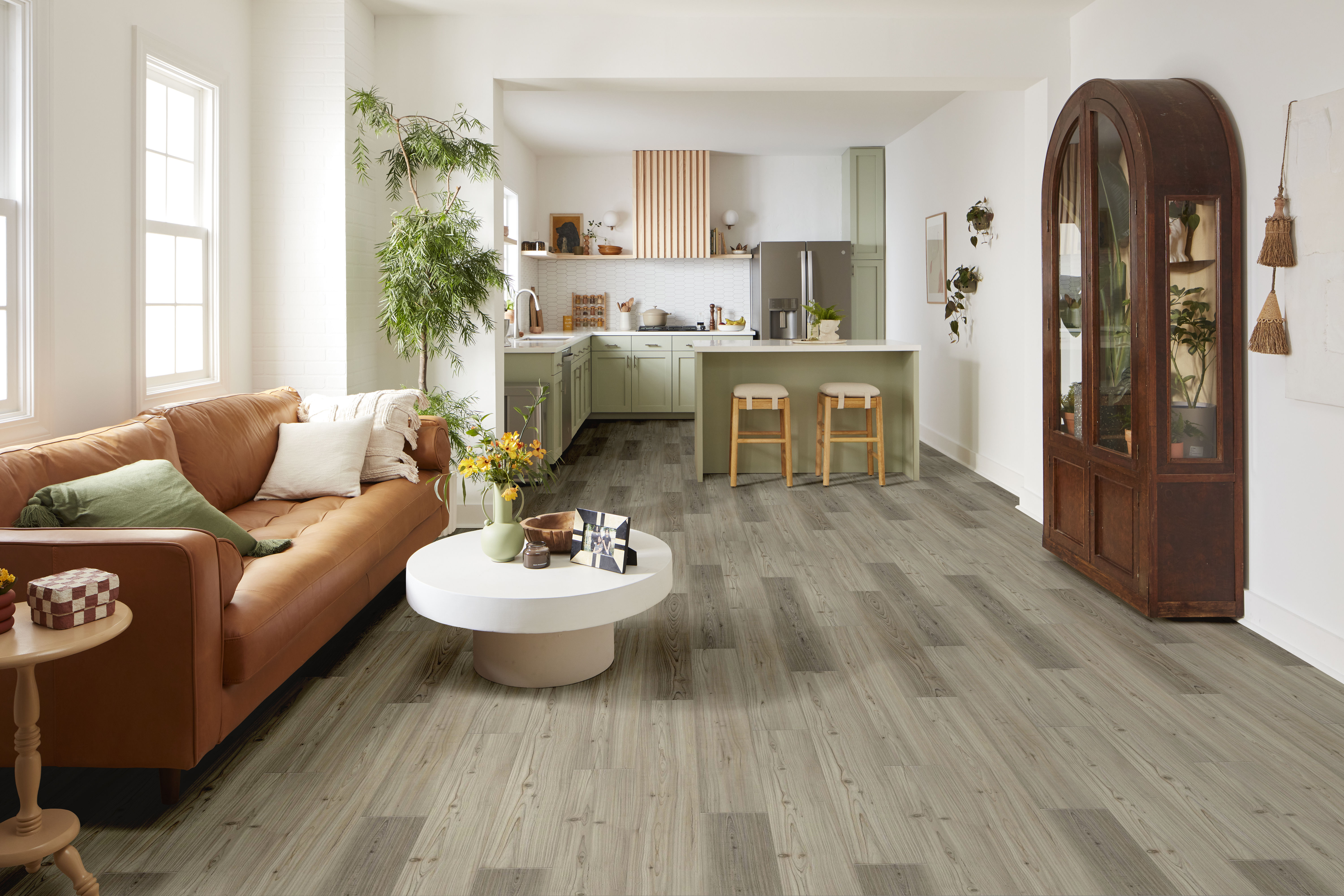 DISTINCTION PLUS LIGHT PINE ROOM