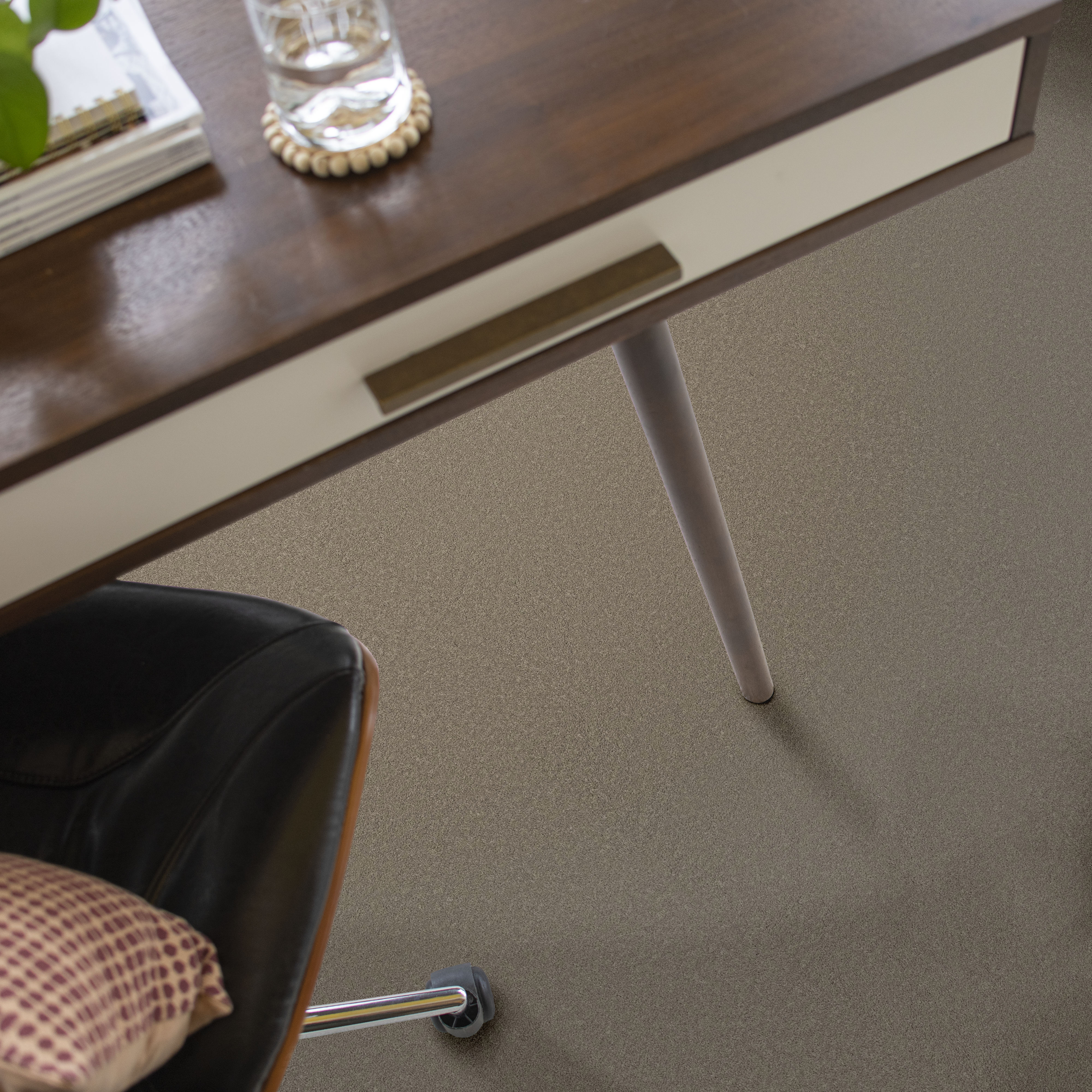 SMOOTH TONE PEBBLE PATH ROOM in room