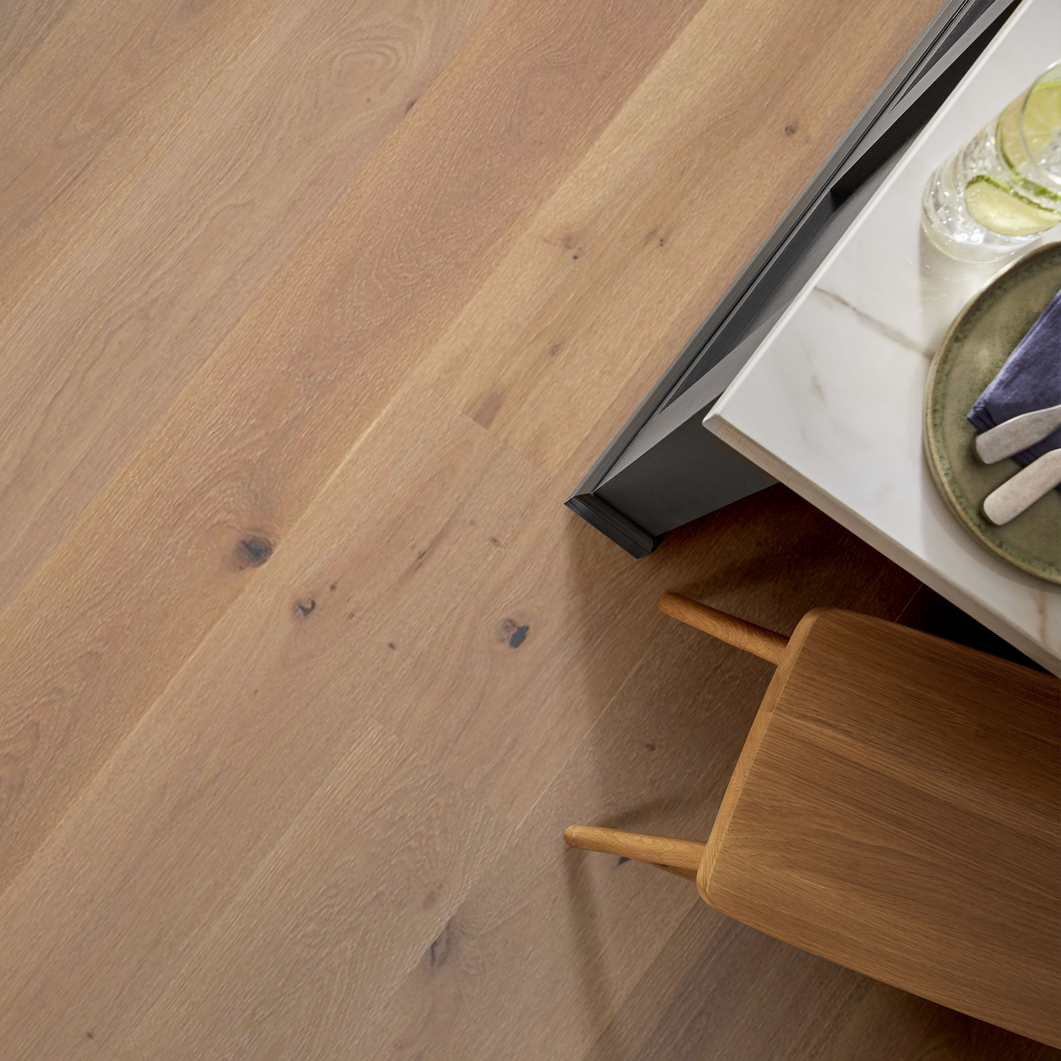 CHATEAU OAK BALUSTRADE ROOM