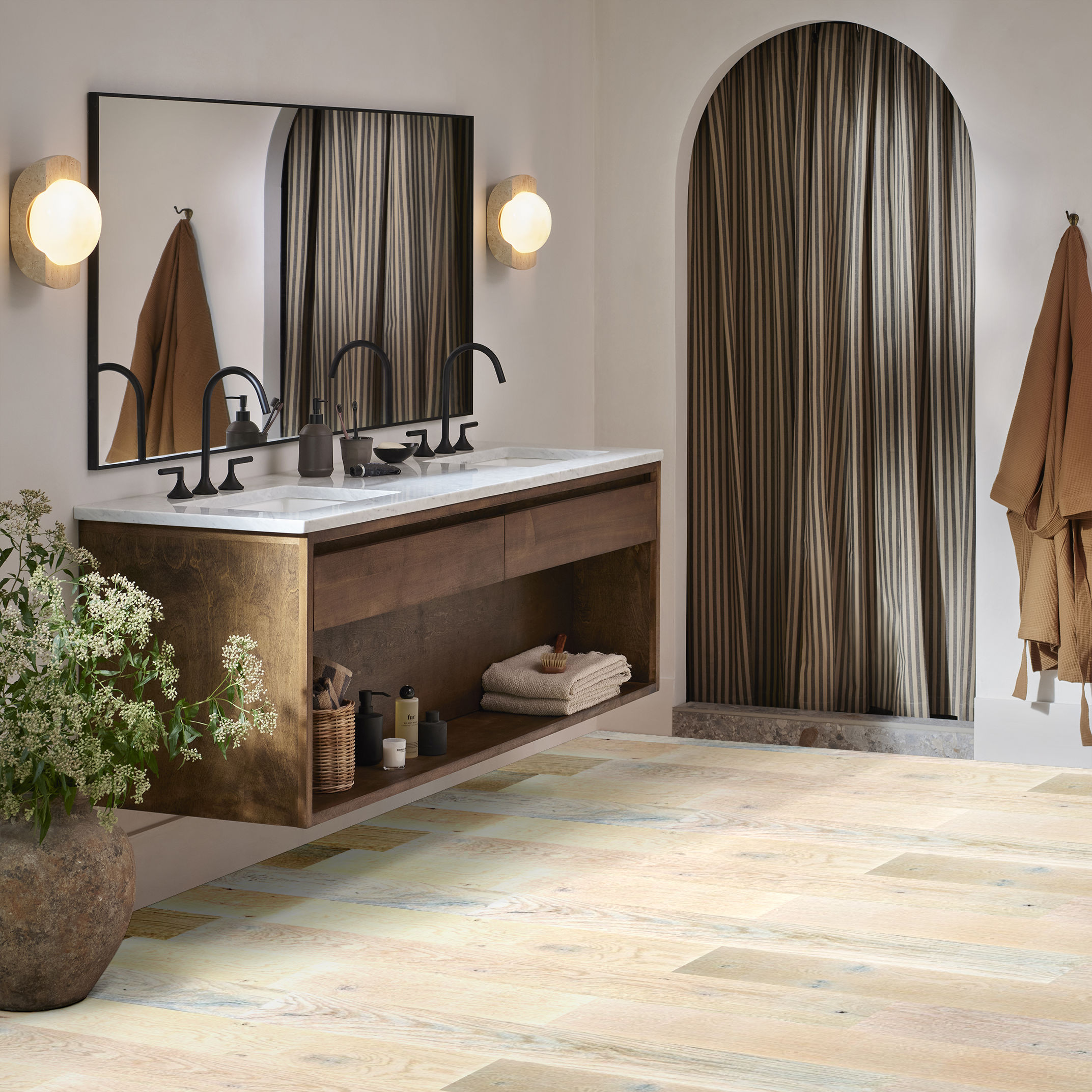 METALLICS II WHITE GOLD ROOM