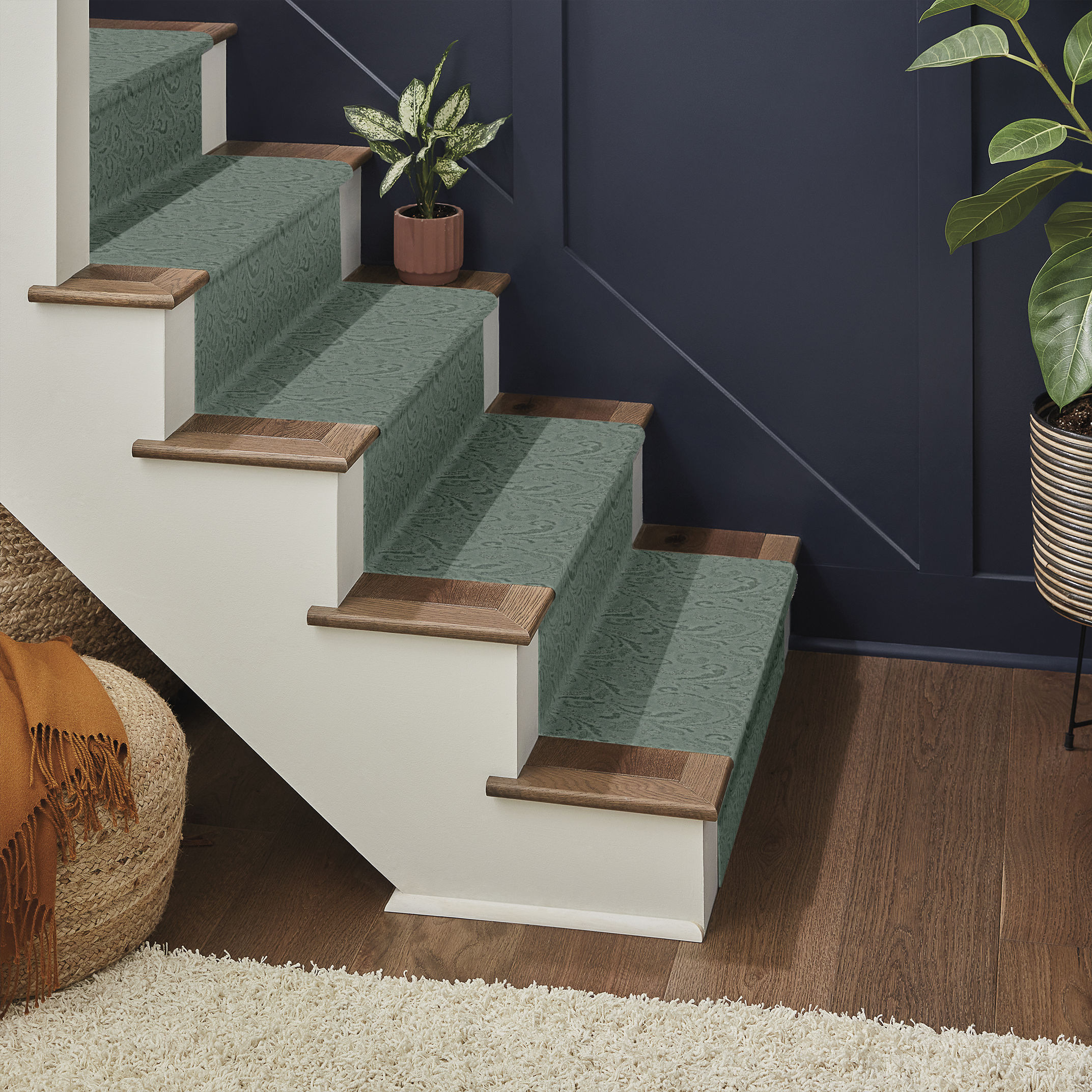 CHARISMATIC THAI BASIL ROOM