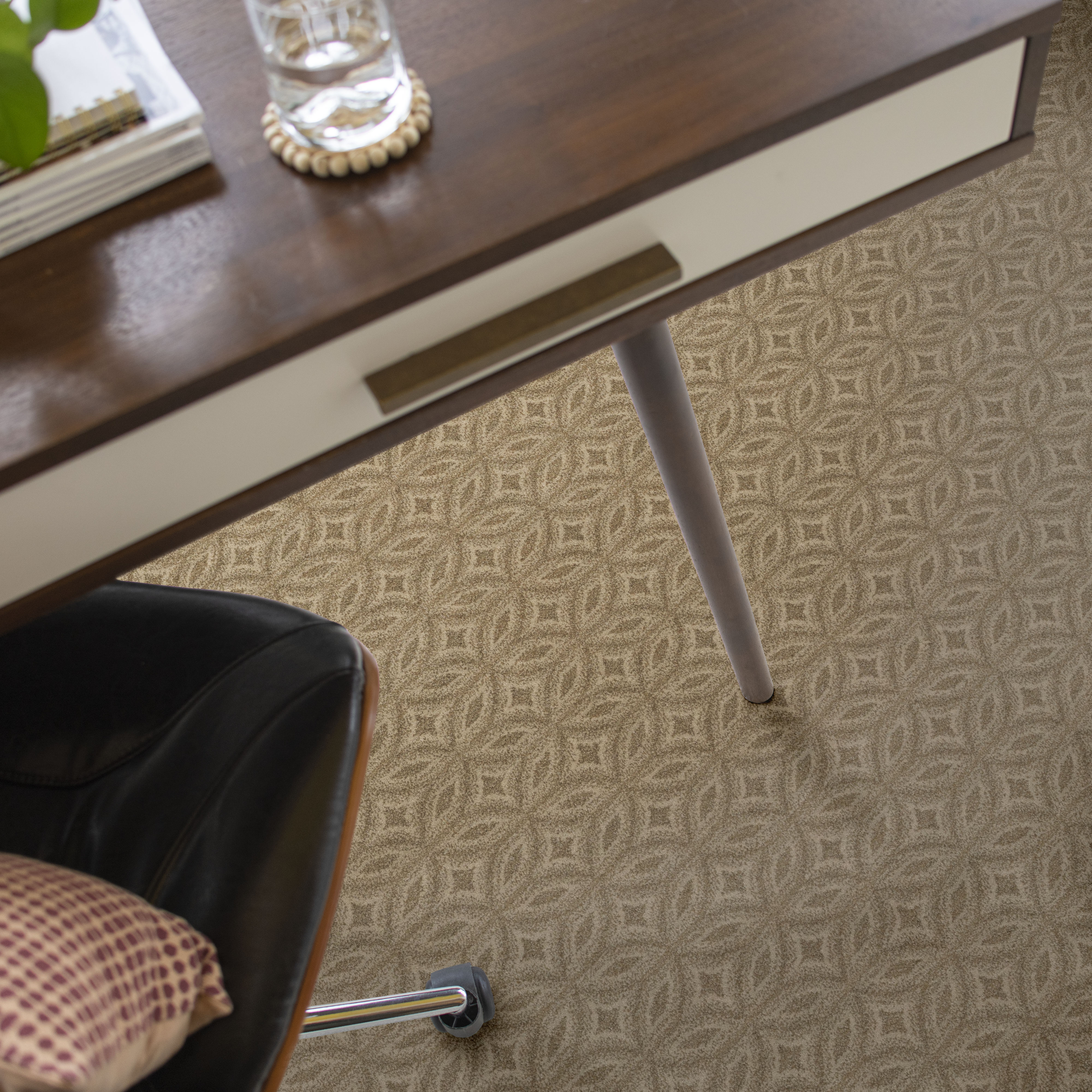 ENLIGHTENED CASUAL ROOM in room