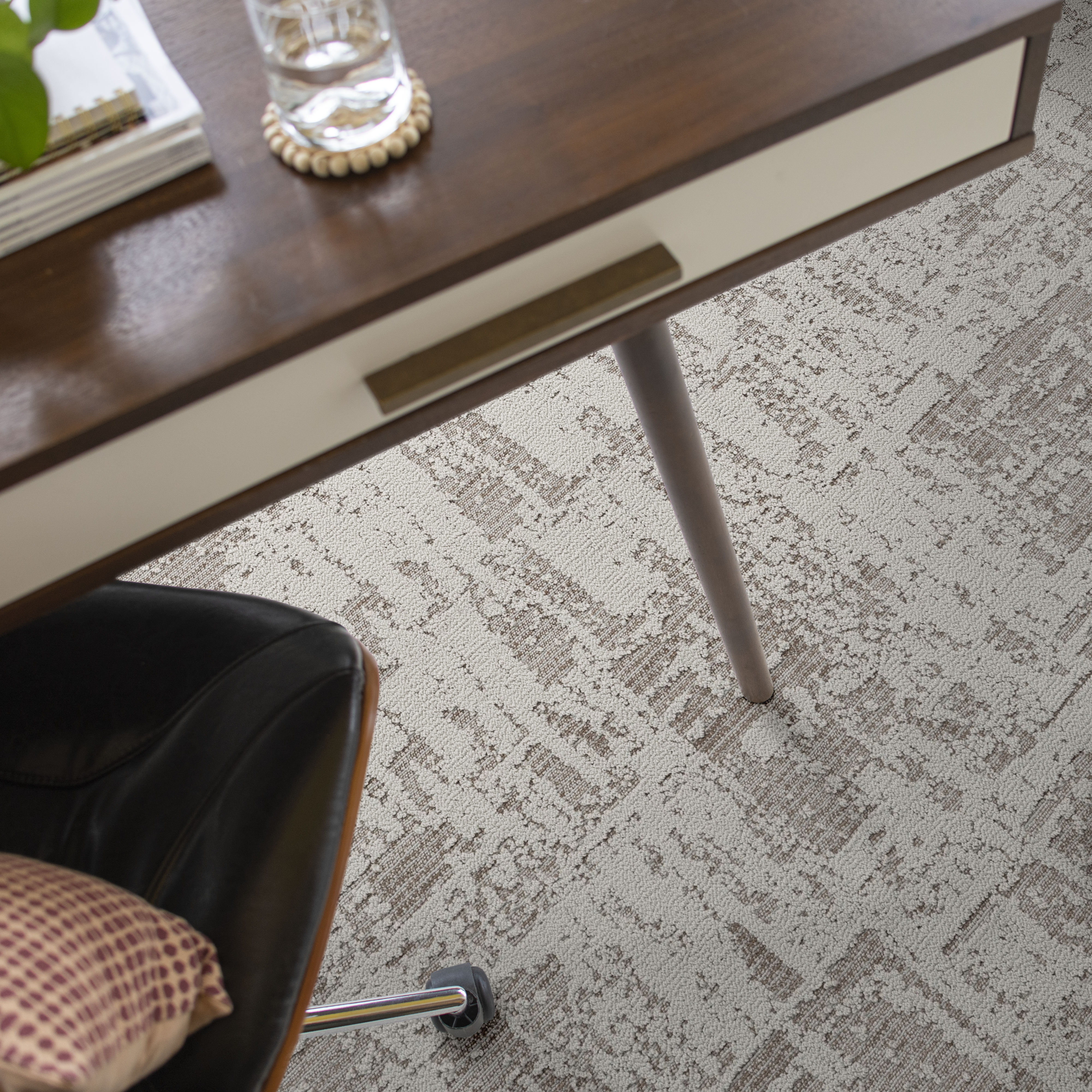 DISCOVER GREY FOX ROOM in room