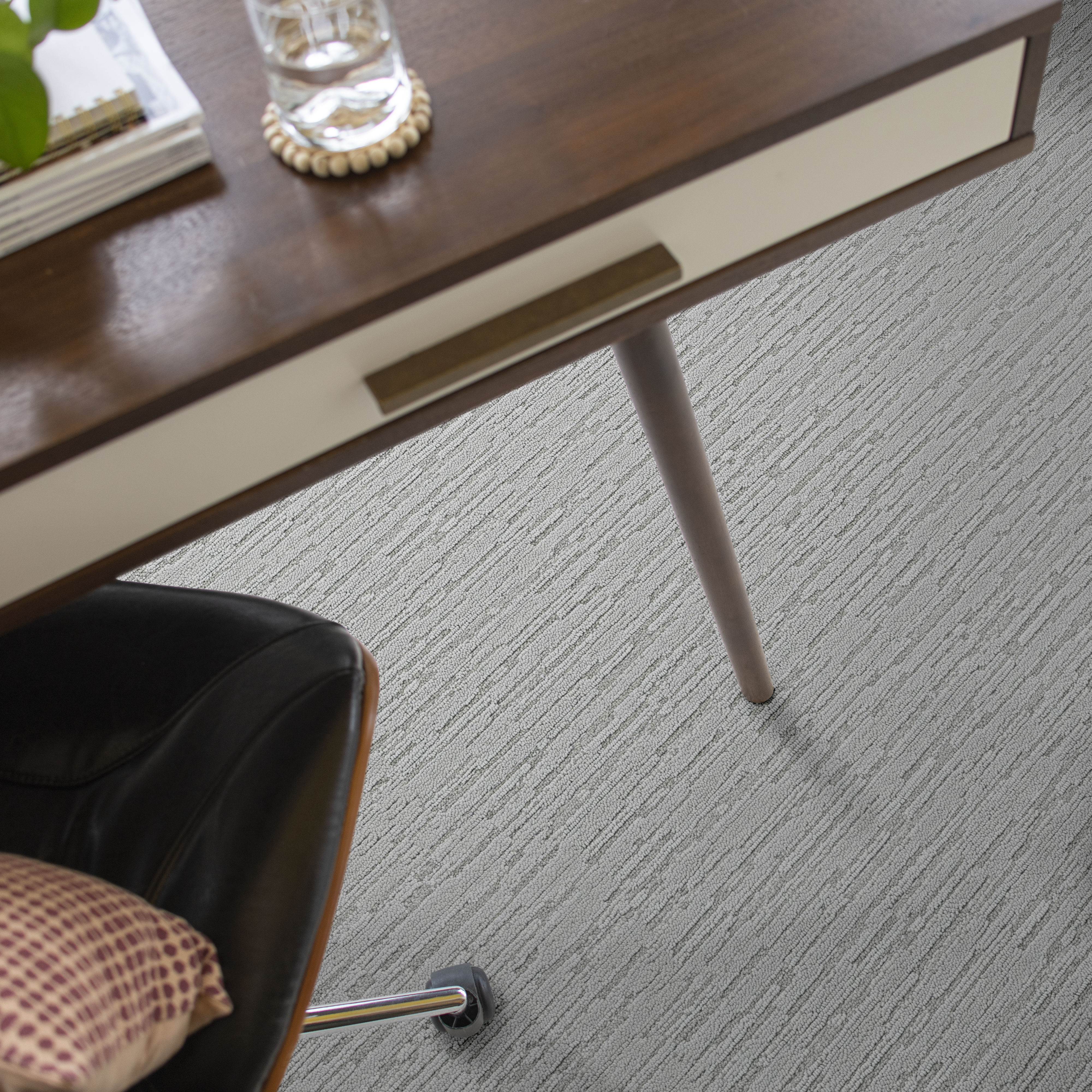 LOOM GEYSER ROOM in room