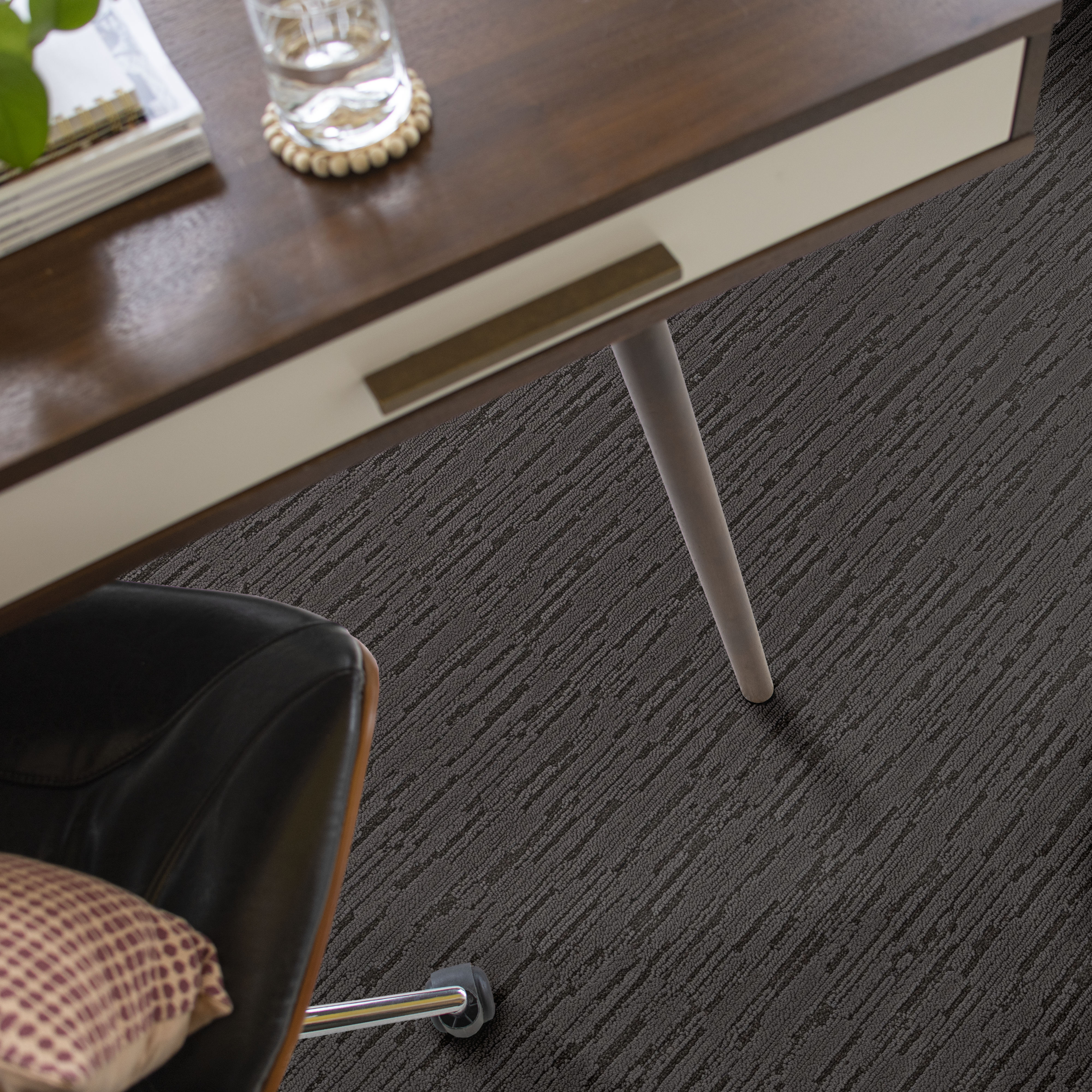 LOOM MIDNIGHT HOUR ROOM in room